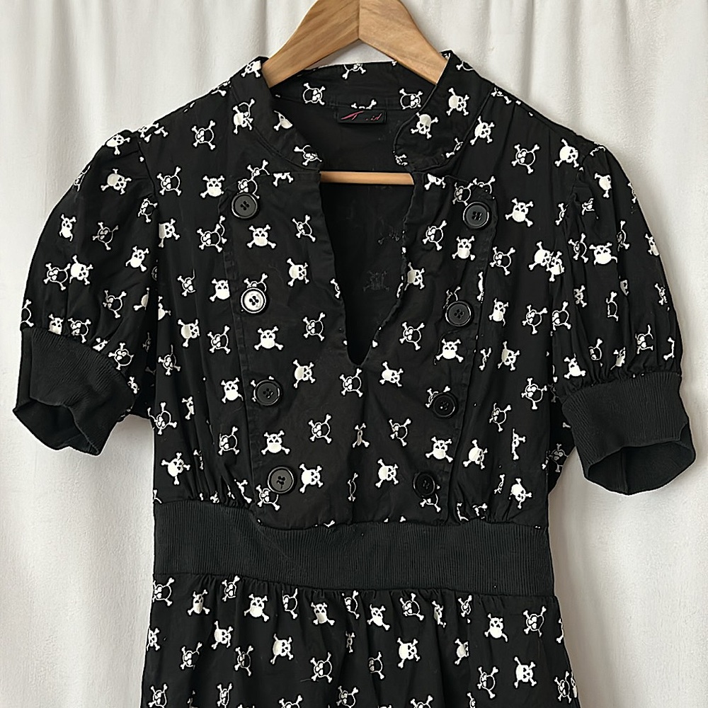 Torrid Black Skull and Crossbones Short Sleeve Shirt Top **Size 0**☠️☠️ - Picture 3 of 5
